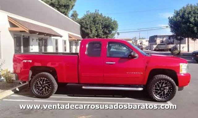 Camioneta Chevrolet Silverado 2008 4x4 8 cilindros Cabina y media roja en venta de dueno