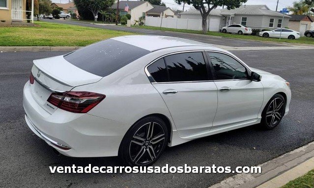 2017 Honda Accord blanco de venta en la calle