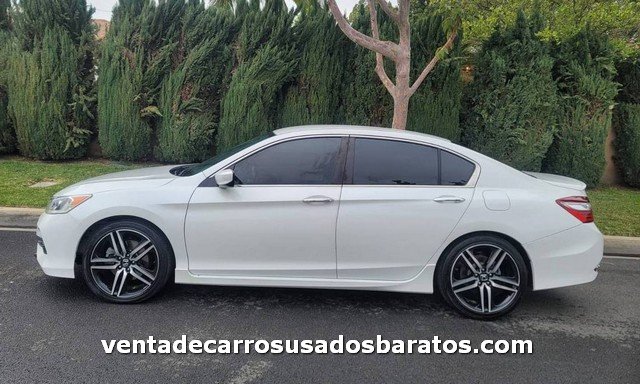 2017 Honda Accord blanco de venta en la calle